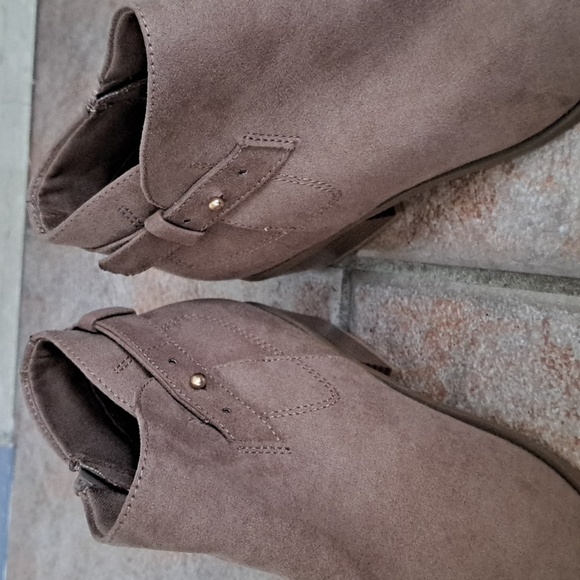 Old Navy Booties Size 8 - Picture 4 of 4